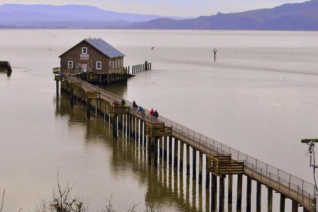 Villa Tiki Escape W/ Amazing Mountain And Marsh Backdrop Rockaway Beach Exterior foto