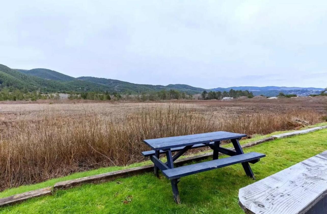 Villa Tiki Escape W/ Amazing Mountain And Marsh Backdrop Rockaway Beach Exterior foto