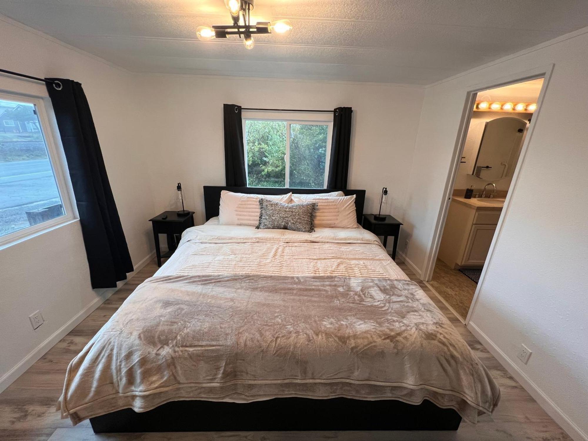 Villa Tiki Escape W/ Amazing Mountain And Marsh Backdrop Rockaway Beach Exterior foto