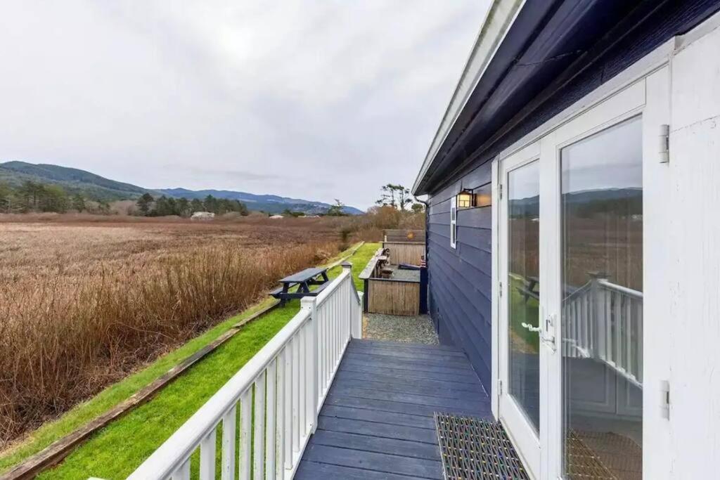 Villa Tiki Escape W/ Amazing Mountain And Marsh Backdrop Rockaway Beach Exterior foto