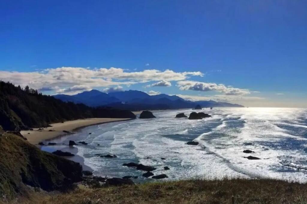 Villa Tiki Escape W/ Amazing Mountain And Marsh Backdrop Rockaway Beach Exterior foto