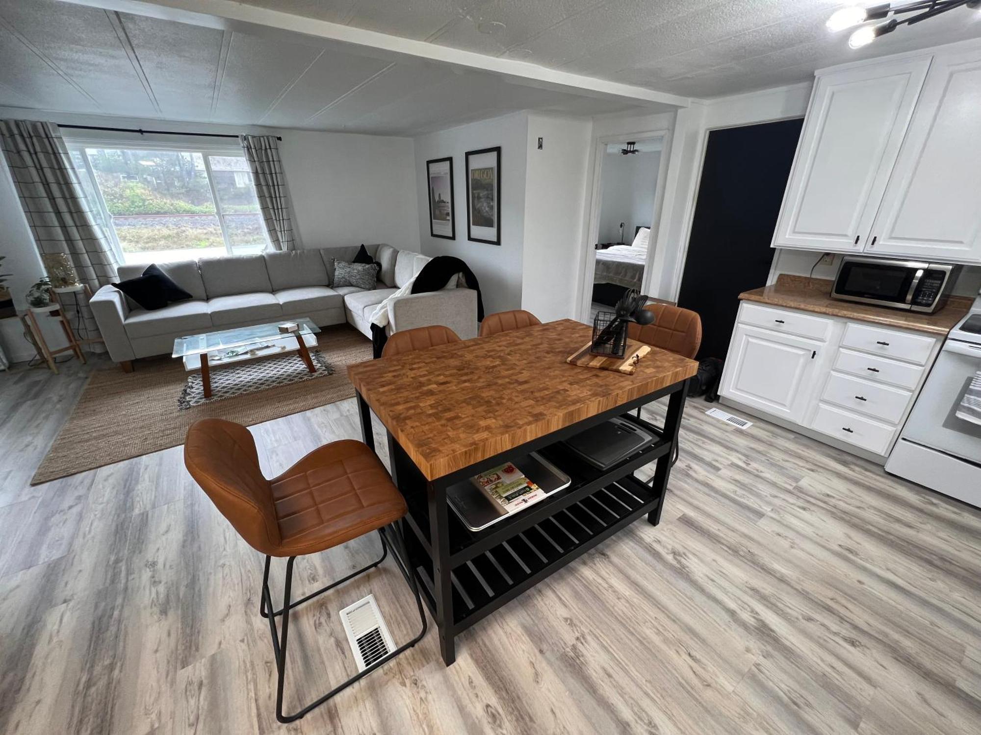 Villa Tiki Escape W/ Amazing Mountain And Marsh Backdrop Rockaway Beach Exterior foto