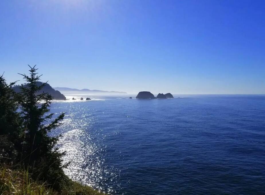 Villa Tiki Escape W/ Amazing Mountain And Marsh Backdrop Rockaway Beach Exterior foto