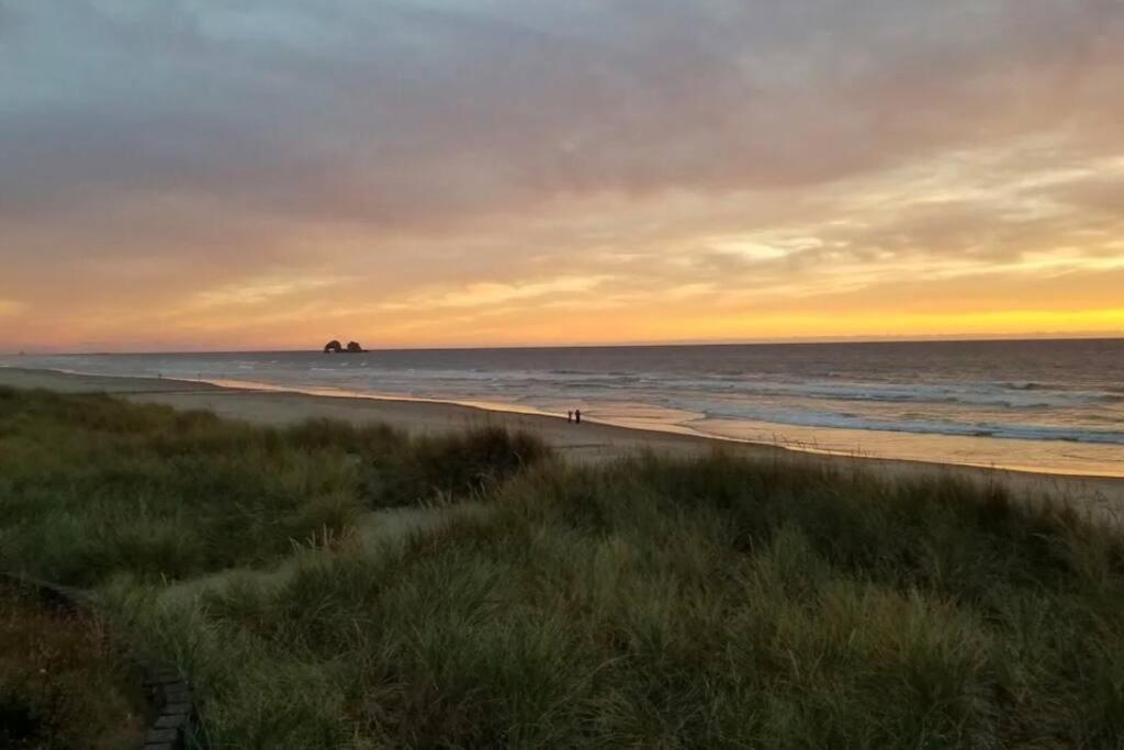 Villa Tiki Escape W/ Amazing Mountain And Marsh Backdrop Rockaway Beach Exterior foto
