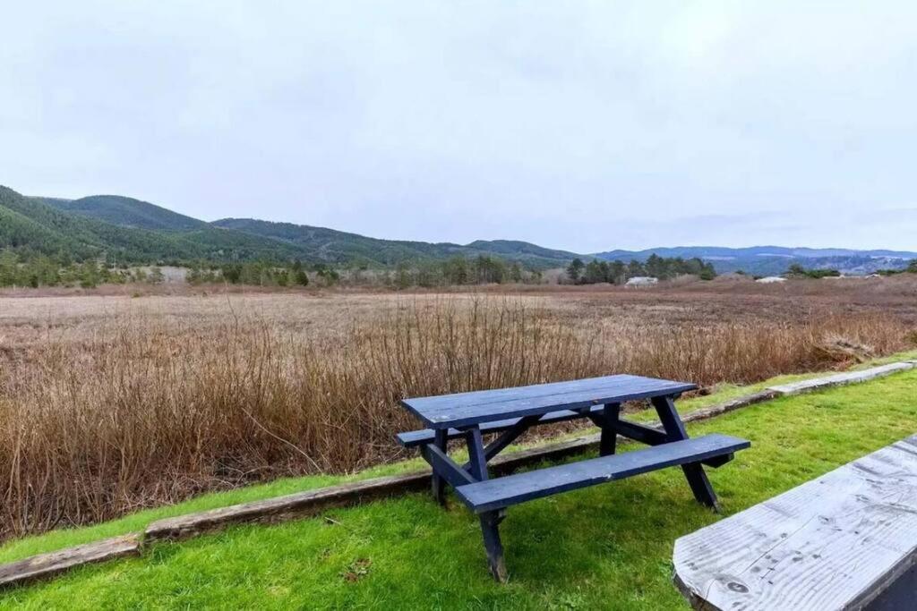 Villa Tiki Escape W/ Amazing Mountain And Marsh Backdrop Rockaway Beach Exterior foto